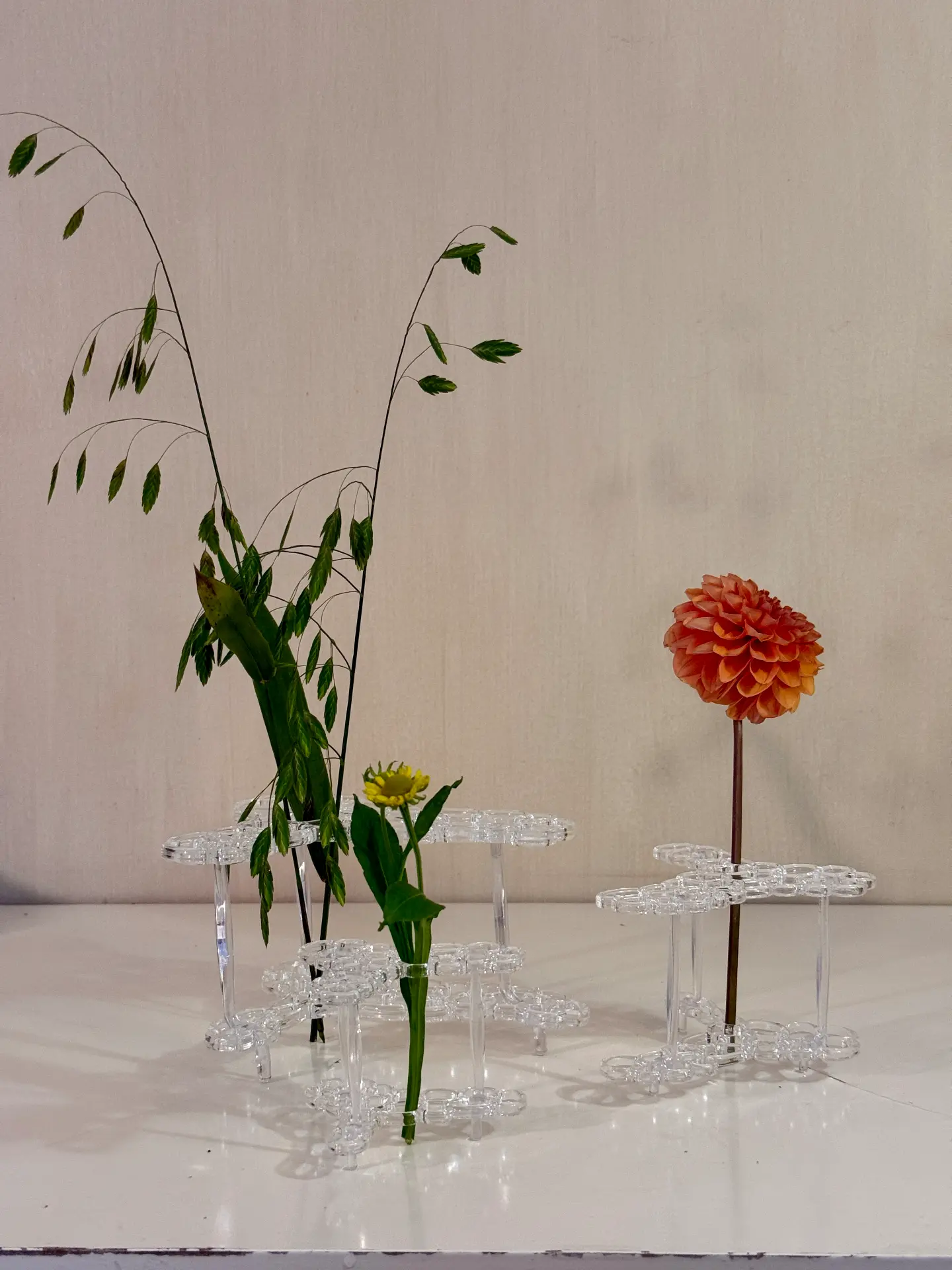 Blomsterstöd och fakirer i mässing från InVase